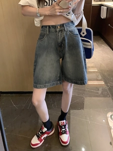 Vue détaillée du short en jean taille haute à jambe large en bleu délavé avec ourlets effilochés