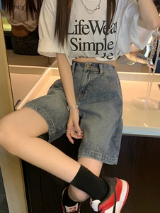 Détail d'un short en jean taille haute à coupe large avec taille élastique pour femme