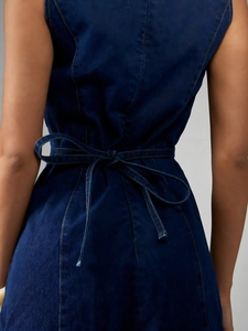 Detailansicht der Rückseite eines Jeanskleides mit Taillenband und Schleifendetail