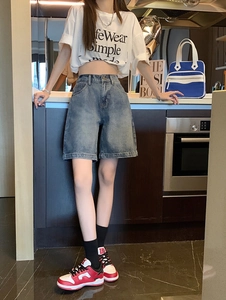 Bermuda en jean taille haute pour femme avec une finition délavée bleu industriel rétro