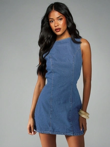Detail der Kontrastnähte am schmal geschnittenen ärmellosen Denim-Minikleid in Mittelblau