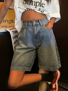 Détail du bermuda en jean taille haute bleu délavé vintage avec une coupe large et ample