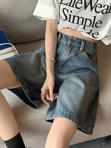 Détail du short en jean taille haute à coupe large avec bouton en métal classique