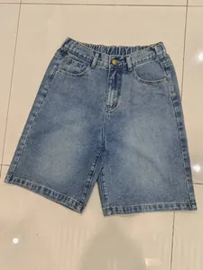 Short en jean bleu taille haute avec ceinture élastique et bouton en métal à plat