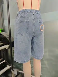 Détail d'un short en jean bleu clair à taille haute élastique avec poches arrière