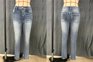 Vue détaillée du jean slim bleu clair avec cinq poches classiques et coutures en forme de V