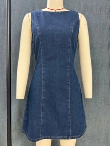 Detail eines dunkelblauen ärmellosen Jeanskleides mit gelben dekorativen Kontrastnähten