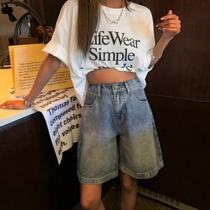 T-shirt blanc décontracté et short en jean bleu taille haute avec bords effilochés