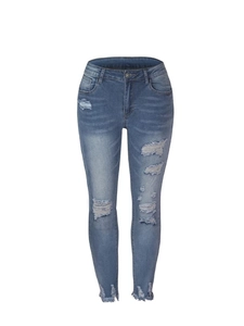 Detailansicht der dunkelblauen Skinny-Jeans mit Rissen am Knie und offenen Fransen-Säumen
