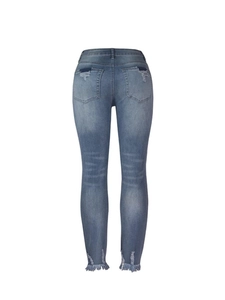 Nahaufnahme der abgenutzten Gesäßtaschen und des offenen Saums der blauen Jeans
