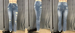 Detailansicht der blauen Distressed-Jeans mit Rissen am Knie und ausgefransten Säumen