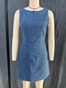 Detail des blauen ärmellosen Jeanskleides mit Kontrastnähten und schmaler A-Linien-Form