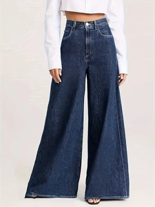 Détail d'un jean bleu foncé à taille haute et jambe large avec design classique à cinq poches