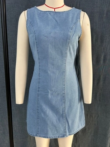 Detailansicht hellblaues Jeans-Minikleid mit ärmellosem Schnitt und Taillierung