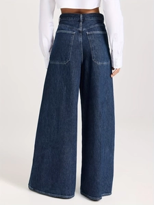Vue détaillée de la taille haute et des poches arrière sur ce jean bleu foncé