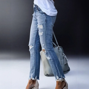 Hellblaue Cropped-Jeans mit Destroyed-Effekt an den Knien und Fransensaum im modischen Look