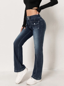Détail du jean évasé à taille haute avec doubles boutons et poches rétro à rabat