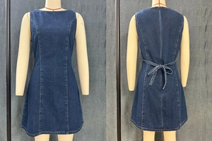 Nahaufnahme des dunkelblauen Jeanskleides in A-Linie mit Bindegürtel und Ziernähten am Rücken