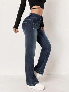 Détails du jean flare bleu foncé avec surpiqûres contrastées et effets de délavage vintage