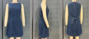 Detailansichten eines ärmellosen dunkelblauen Jeanskleids mit Bindeband und Reißverschluss