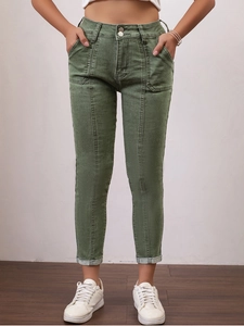 Détail du jean stretch vert armée avec braguette à double boutonnage et coutures déco