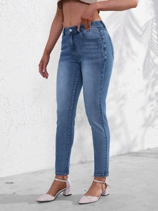 Détail du jean skinny taille haute bleu moyen avec fermeture à bouton et à glissière standard