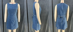 Detailansichten von dunkelblauem ärmellosem Denim-A-Linien-Kleid mit Bindegürtel hinten
