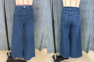 Détails avant et arrière de ce jean évasé bleu foncé à taille haute et jambe large