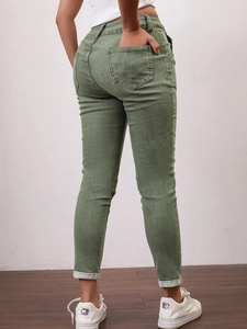 Détail du jean slim court vert armée avec revers aux chevilles et poches arrière