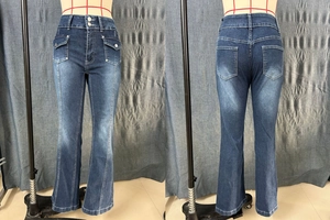 Détail de jean évasé à taille haute avec fermeture à double bouton et surpiqûres