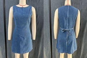 Vorder- und Rückansicht eines blauen ärmellosen Jeanskleids mit Taillenschleife und Schnitt