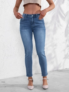 Détails du jean skinny taille haute avec délavage bleu foncé et textures moustaches