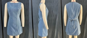 Drei-Ansicht-Detail eines hellblauen ärmellosen Denimkleides mit Schnürung am Rücken