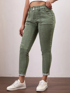 Détail des coutures et de la taille à double bouton sur ce jean slim vert olive