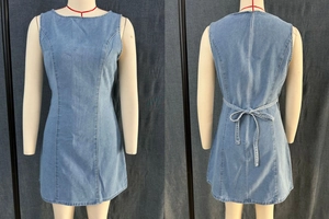 Vorder- und Rückansicht eines hellblauen ärmellosen Jeanskleides mit Schnürung an der Taille