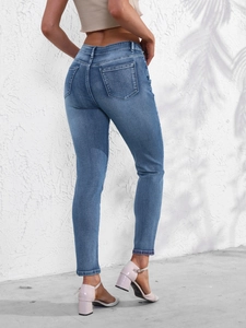 Vue détaillée des poches arrière et de la coupe ajustée du jean stretch délavé bleu