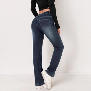 Jean évasé bleu foncé avec coutures contrastées et taille haute pour un look décontracté