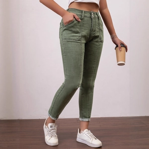 Jean slim extensible vert taille basse pour femme avec double boutonnage et grandes poches