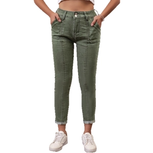 Jean stretch vert armée pour femmes, coupe ajustée avec coutures décoratives et poches
