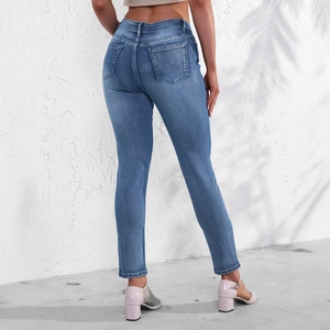 Jean slim bleu pour femme avec délavage classique et poches arrière de style moderne