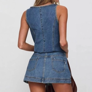Vue arrière d'un ensemble deux pièces en jean bleu avec haut licou et mini-jupe