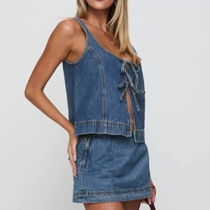 Ensemble deux pièces en jean bleu pour femme avec haut court licou et mini-jupe délavée