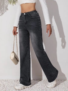 Dettaglio dei jeans neri a vita alta a gamba larga in denim lavato con bottone argento