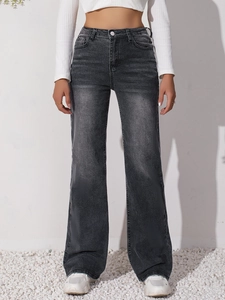 Dettaglio dei jeans grigio scuro a vita alta a gamba larga con trama denim lavato