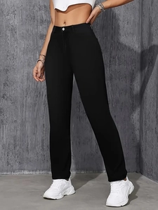 Vue détaillée du jean noir taille haute avec broderie minimaliste et tissu extensible doux