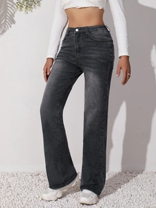 Dettaglio dei jeans a zampa grigio scuro a vita alta con trama denim lavata vintage