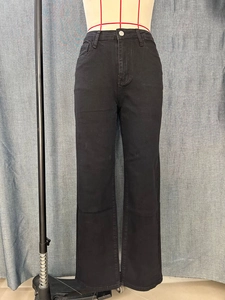 Vue de face d'un jean en denim noir à taille haute et coupe droite sur un mannequin