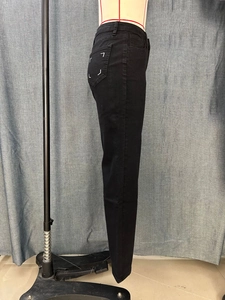 Vue latérale du jean noir droit avec broderie blanche sur la poche arrière pour femmes