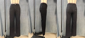 Détail d'un jean noir taille haute avec broderie géométrique sur les poches arrière