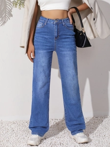 Détails de ce jean bleu droit taille haute avec bouton métallique et fermeture éclair